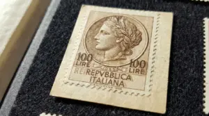 Francobollo Siracusana del 1955 da 100 lire con dettaglio di stampa visibile