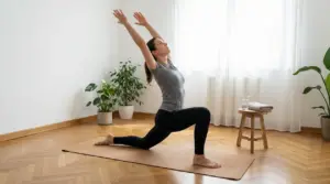 Persona che esegue esercizio a corpo libero su tappetino in una stanza luminosa