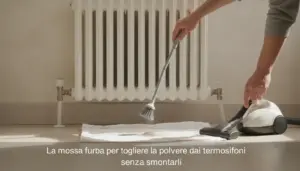 Mano che pulisce un termosifone con spazzola flessibile e aspirapolvere, raccogliendo la polvere su un panno a terra